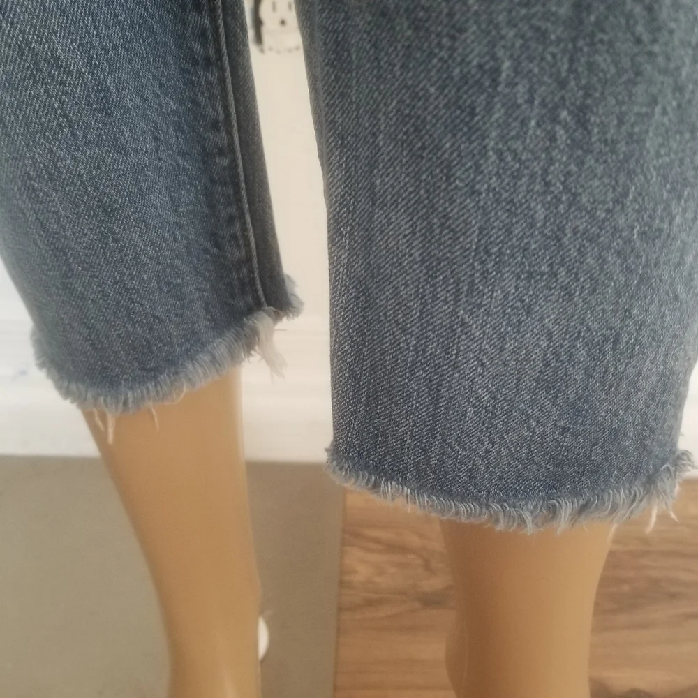 501 Levi's Medium Wash Distressed Button Fly Levi's Jeans. - Picture 4 of 15
